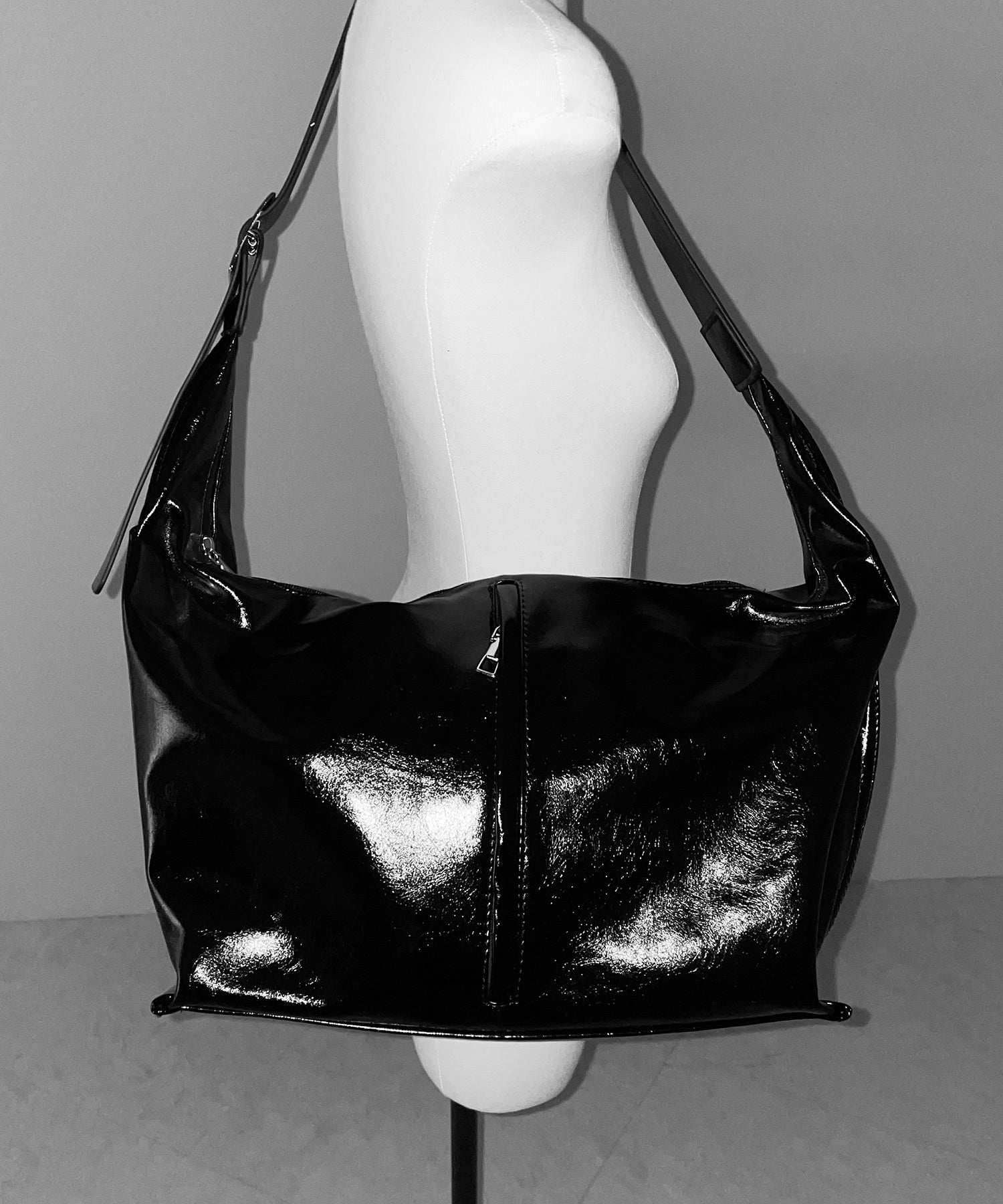 【 大容量 】フェイクレザーワイドストラップビッグショルダーボディバッグ ／fake leather wide strap big shoulder body bag