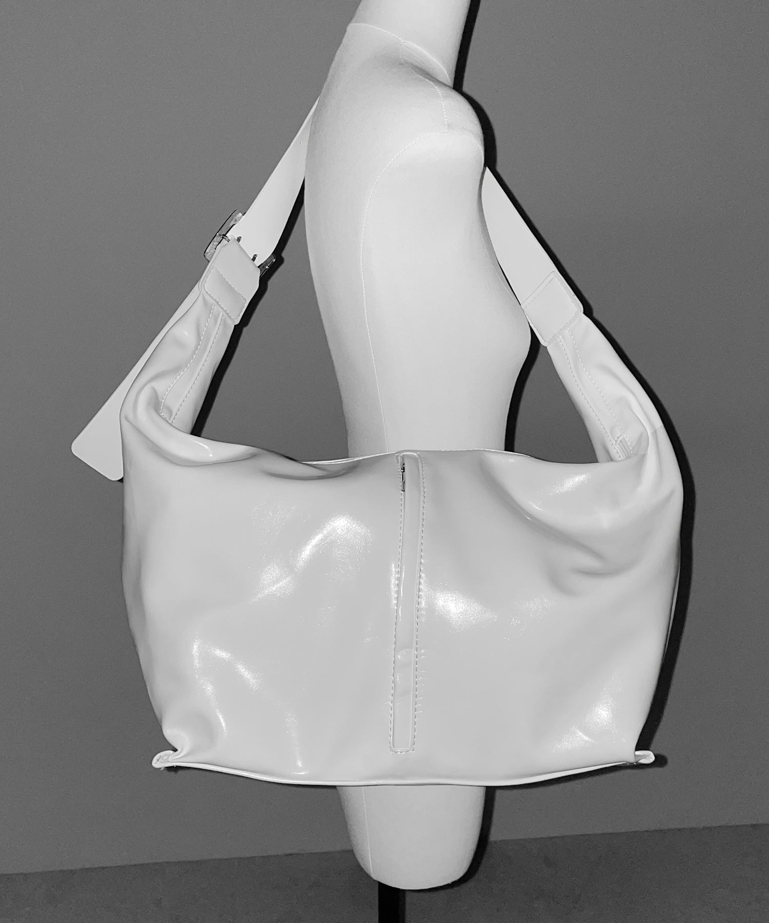 【 大容量 】フェイクレザーワイドストラップビッグショルダーボディバッグ ／fake leather wide strap big shoulder body bag