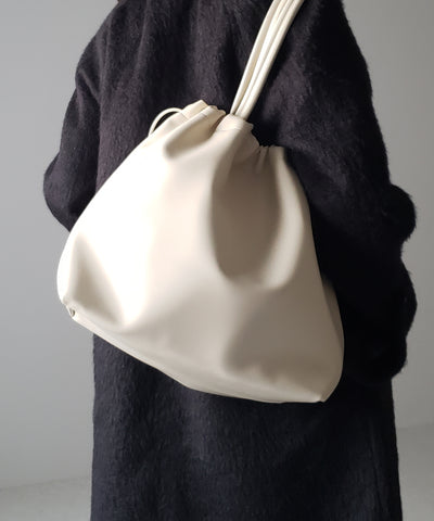 【 ２color ／A4収納可能 】巾着フェイクレザースクエアトートバッグ