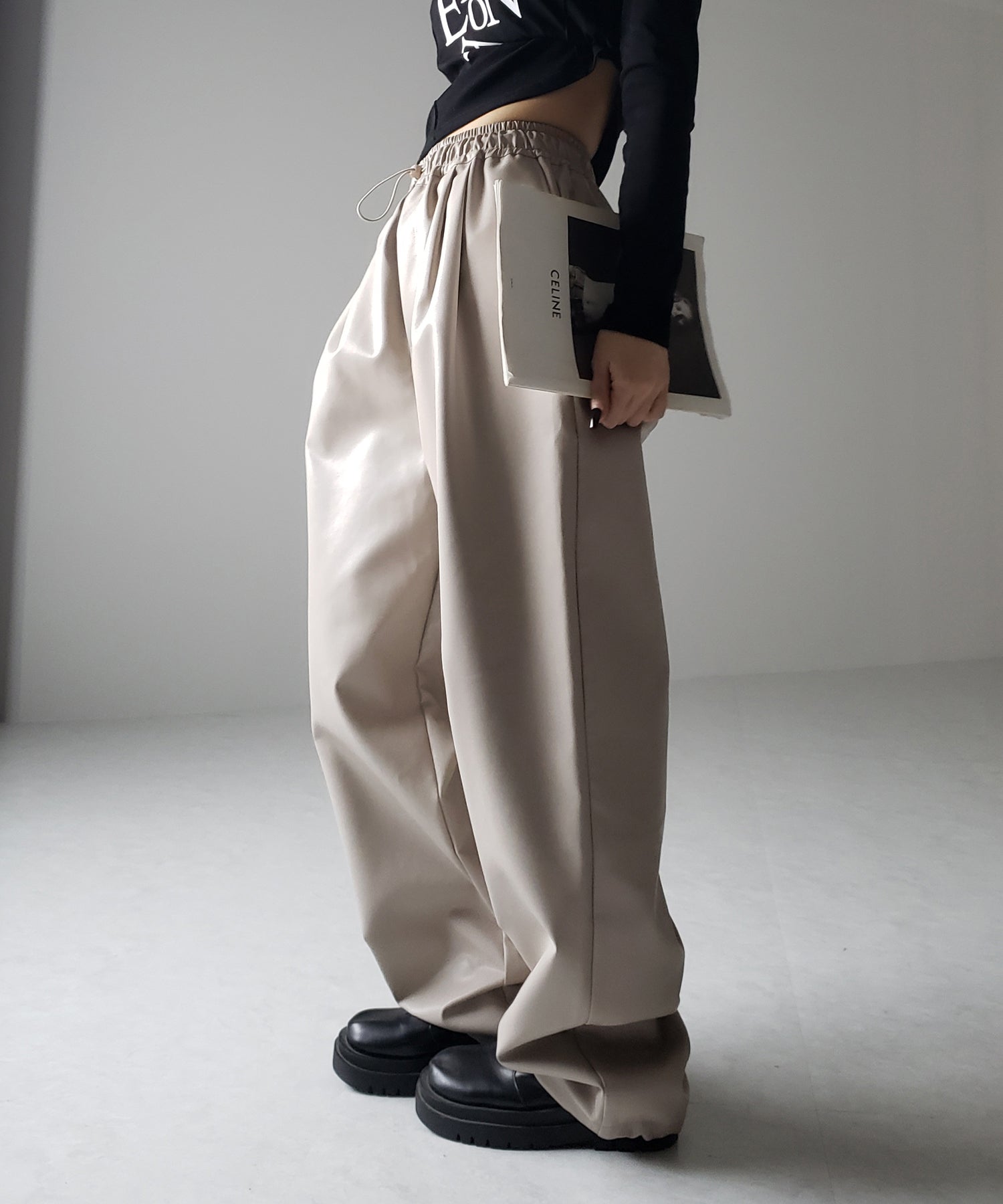 【 ４size／２color 】ドロストフェイクレザーボリュームワイドパンツ