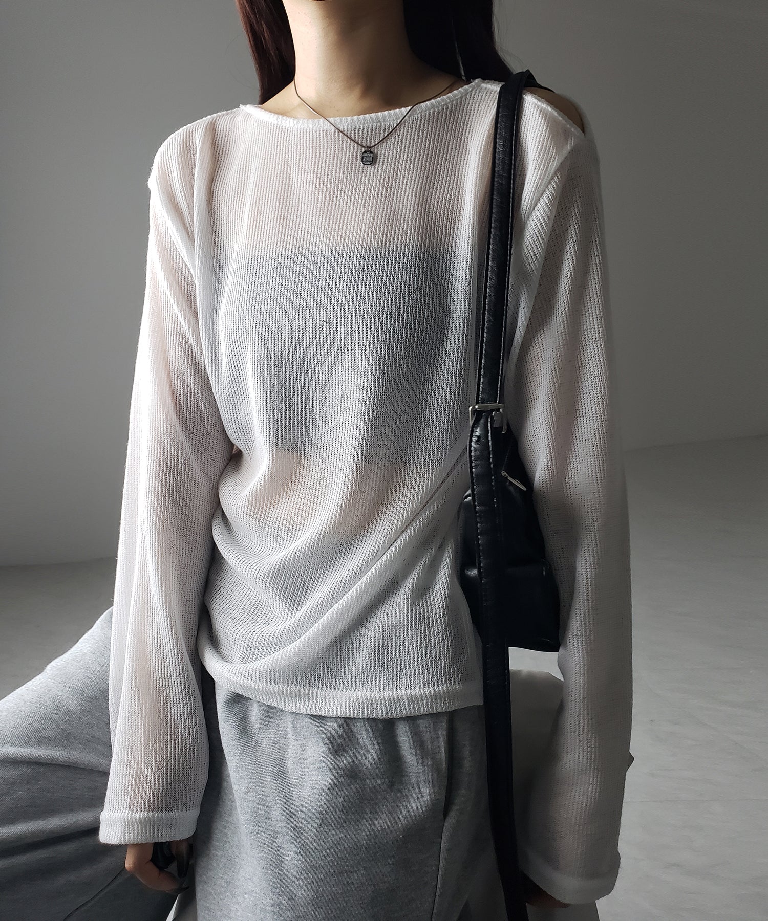 【 ３color 】カットアウトショルダールーズシアートップス ／ cutout shoulder loose sheer tops