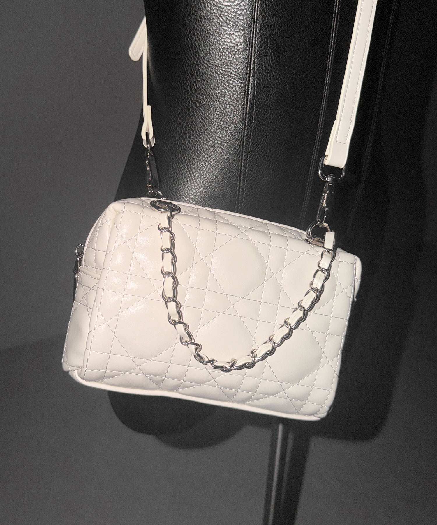 【 ショルダーストラップ付き２WAY 】キルティングスクエアチェーンショルダーミニバッグ / 2WAY quilted square chain shoulder mini bag
