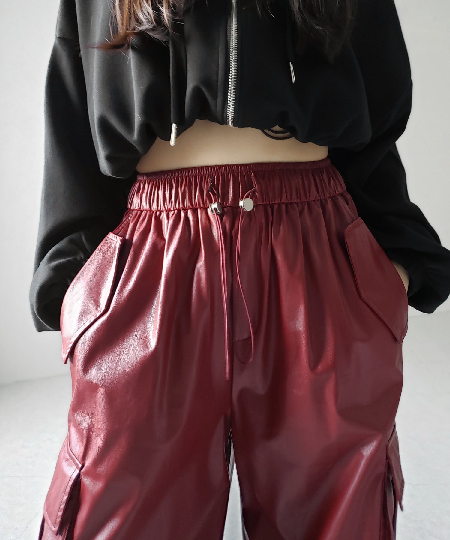 【 選べる４size ／ ２color 】２WAY ドロストフェイクレザーワイドカーゴパンツ ／ 2WAY drawstring fake leather wide cargo pants