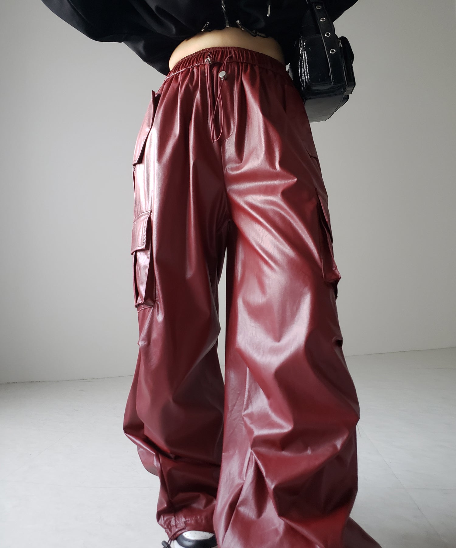 【 選べる４size ／ ２color 】２WAY ドロストフェイクレザーワイドカーゴパンツ ／ 2WAY drawstring fake leather wide cargo pants