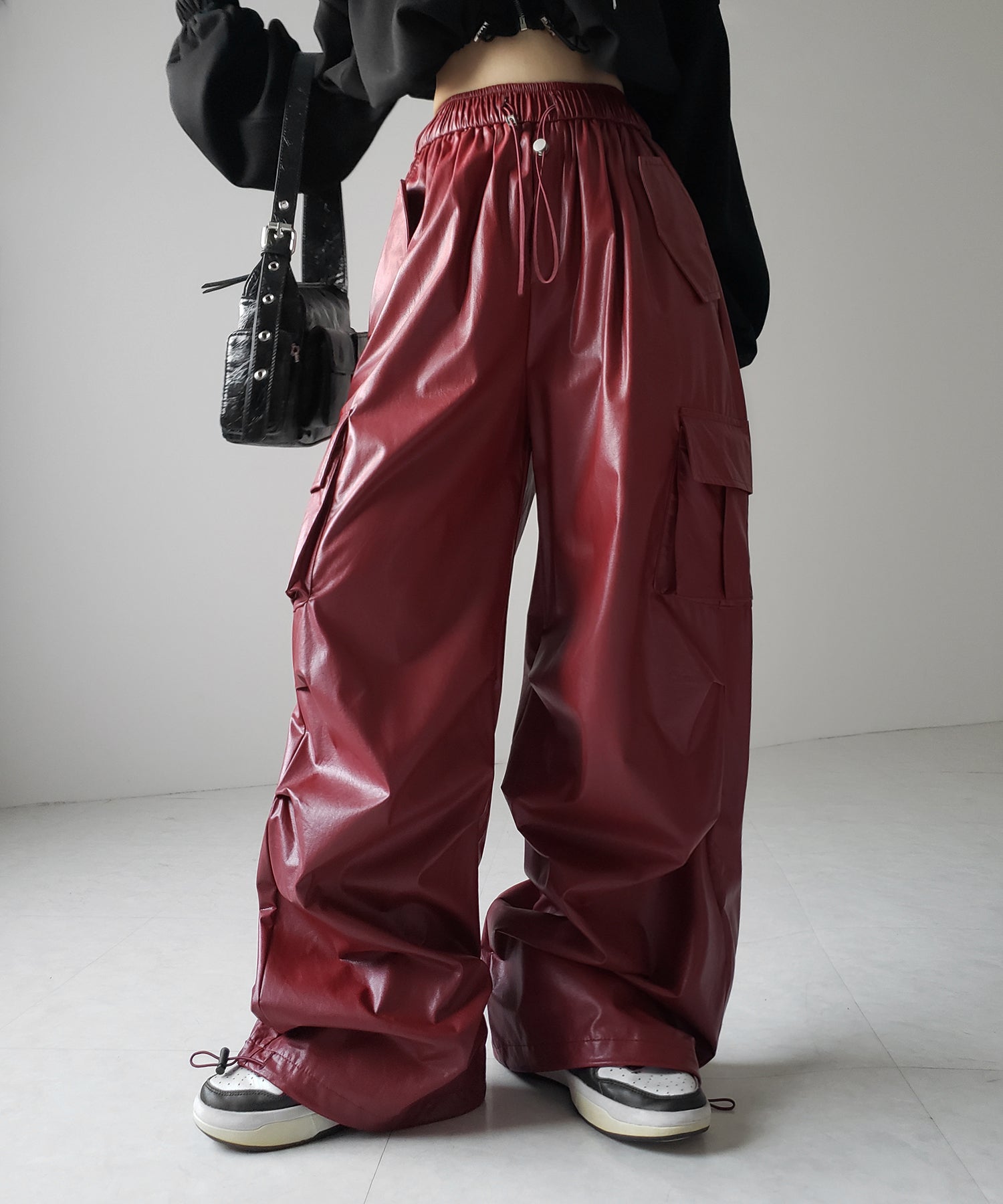 【 選べる４size ／ ２color 】２WAY ドロストフェイクレザーワイドカーゴパンツ ／ 2WAY drawstring fake leather wide cargo pants