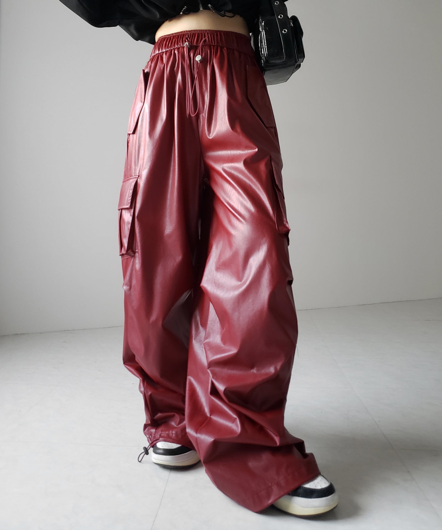 【 選べる４size ／ ２color 】２WAY ドロストフェイクレザーワイドカーゴパンツ ／ 2WAY drawstring fake leather wide cargo pants