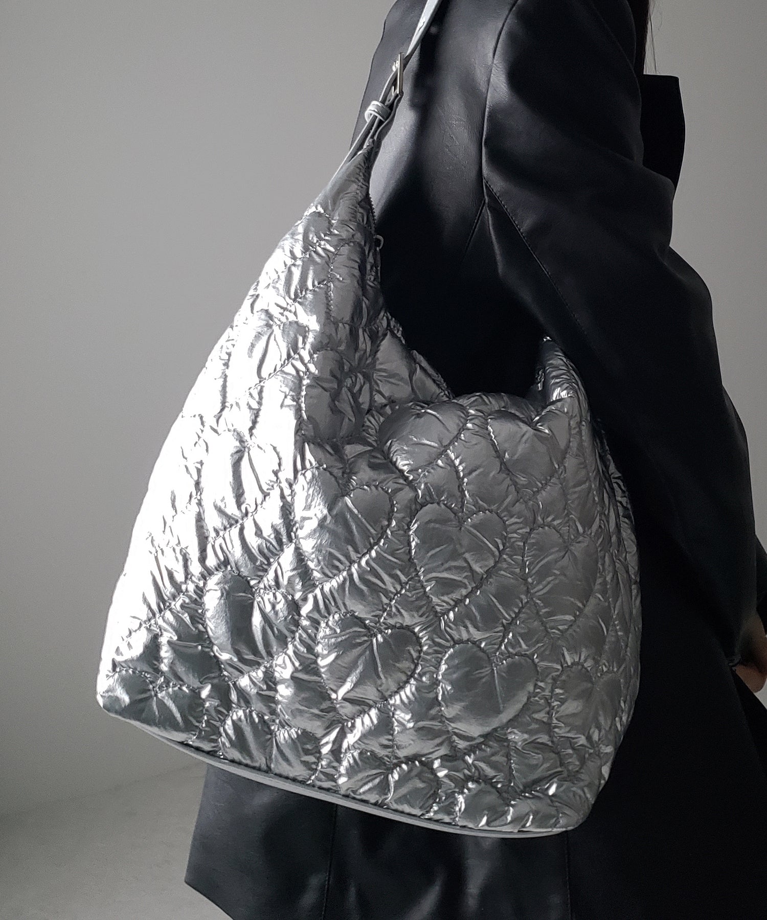 【 ３color ／ A4収納可能 】メタリックハートキルティングショルダーバッグ