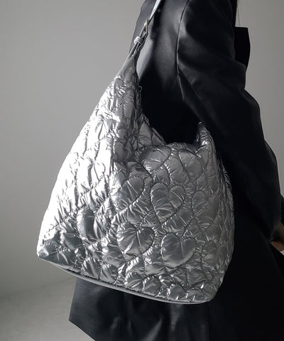 【 ３color ／ A4収納可能 】メタリックハートキルティングショルダーバッグ