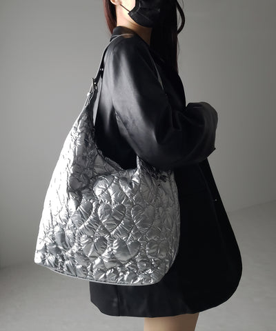 【 ３color ／ A4収納可能 】メタリックハートキルティングショルダーバッグ