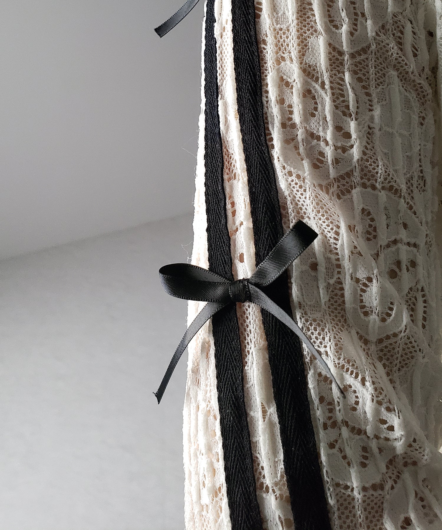 【 ２color 】サイドラインリボンレーストップス ／ side line ribbon lace tops