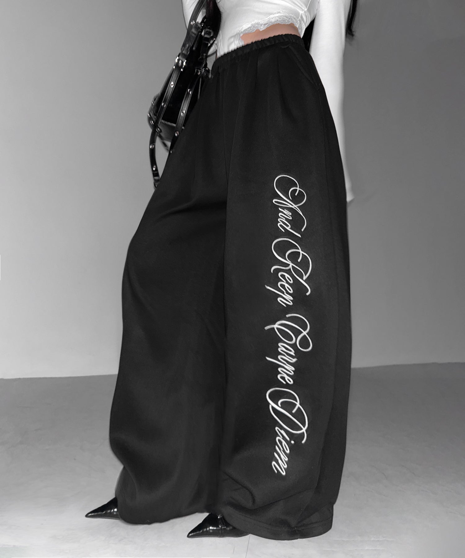 レタリングロゴ刺繍ワイドスウェットパンツ ／ lettering logo embroidery wide sweatpants