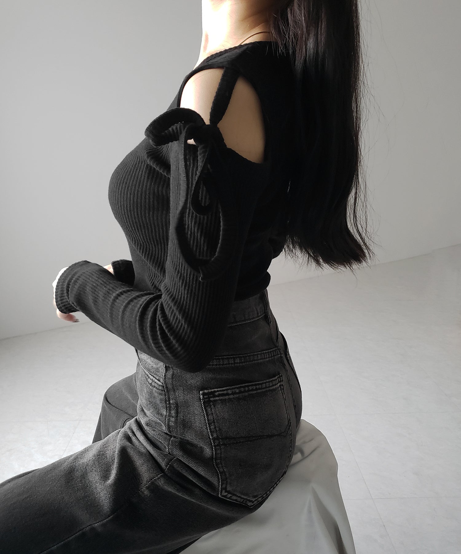 【 ３color 】カットアウトショルダーリボンリブトップス ／ Cut-out shoulder ribbon rib tops