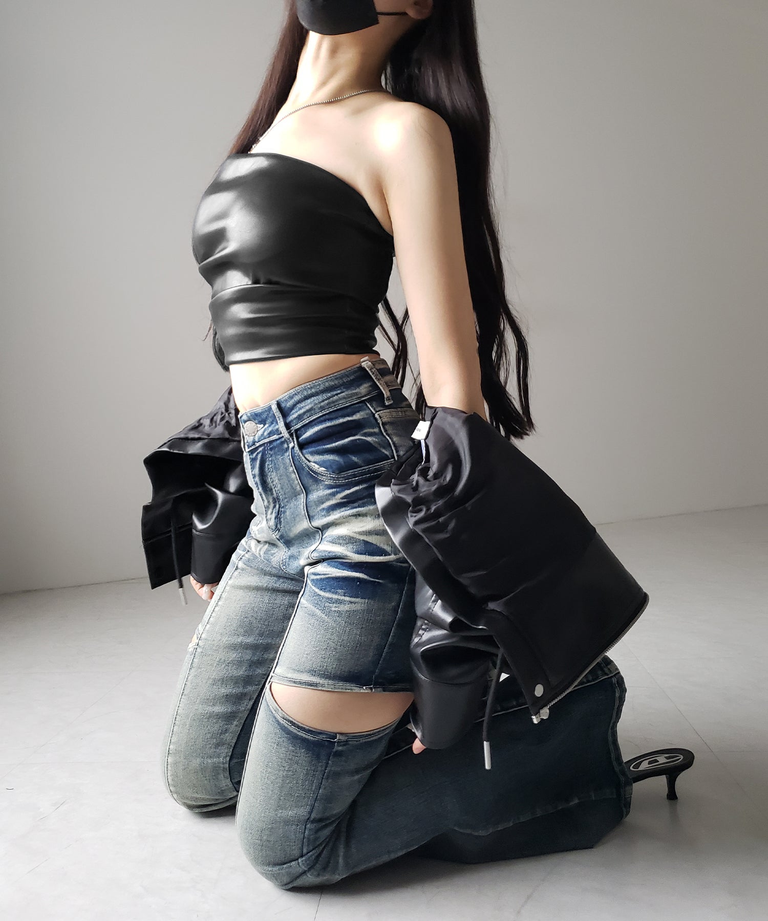 【 ２color 】サイドタックフェイクレザーショートベアトップ ／ side tuck fake leather short bare tops
