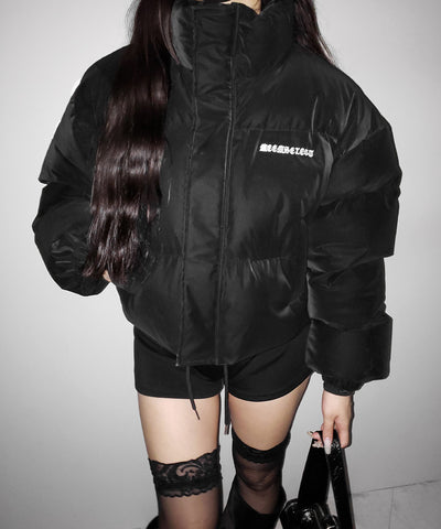 【 大好評につきロゴ無しバージョン追加！ 】グランジロゴ刺繍ショートパフダウンジャケット ／ grunge logo embroidery short puff down jacket