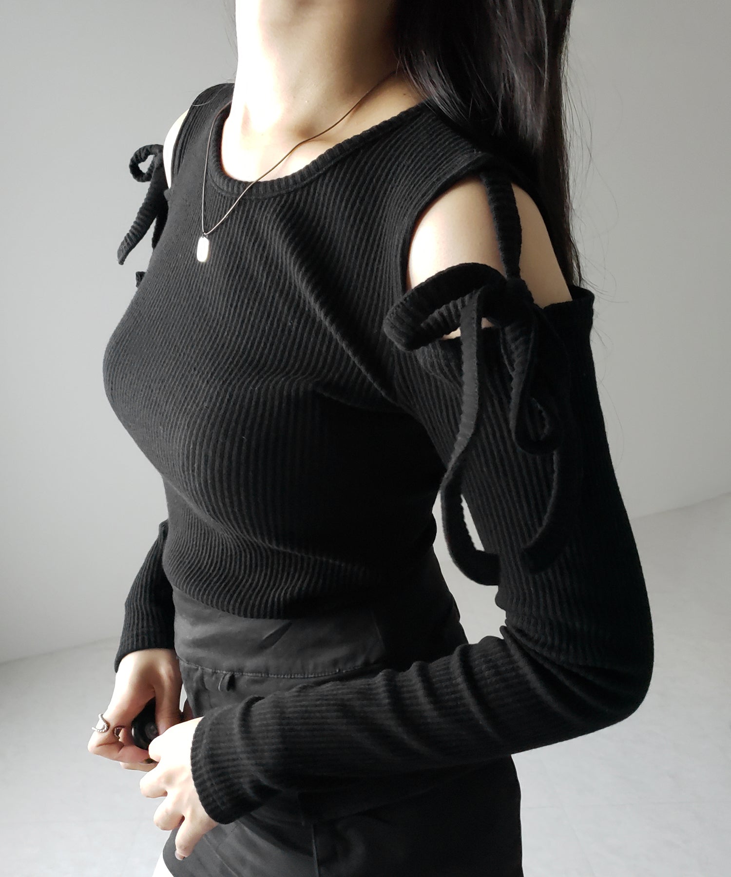 【 ３color 】カットアウトショルダーリボンリブトップス ／ Cut-out shoulder ribbon rib tops