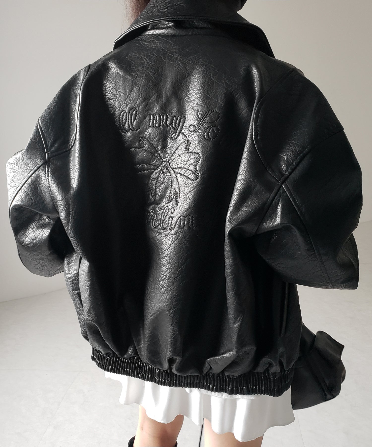 【 ２color 】バックリボン刺繍ヴィンテージライクフェイクレザーブルゾン ／ back ribbon vintage like fake leather blouson