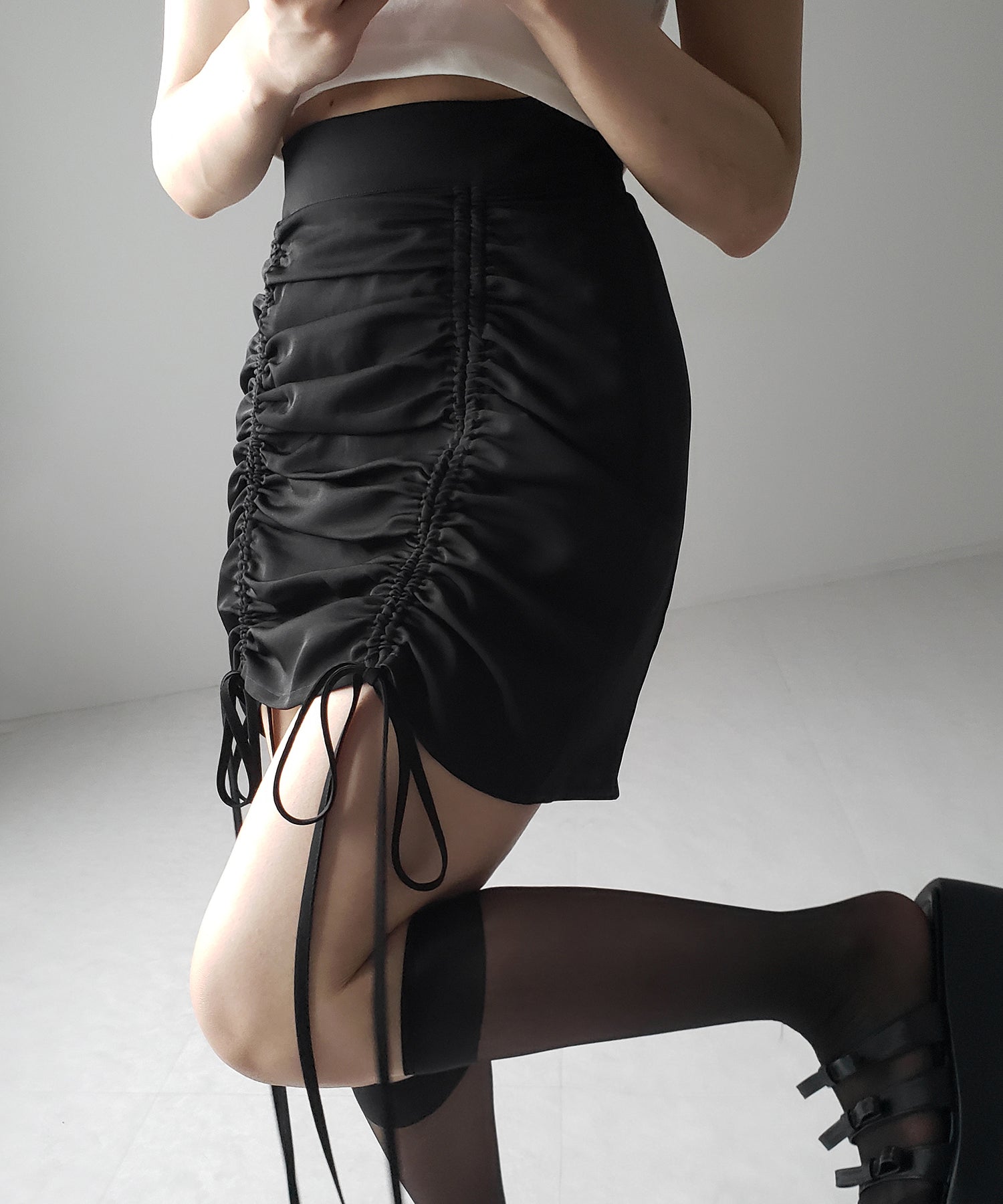 【 インパン裏地付 ／ セルフカット調節可能 】 ストラップダブルリボンシャーリングミニスカート ／ strap double ribbon shirring mini skirt