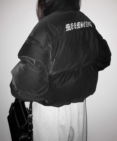 【 大好評につきロゴ無しバージョン追加！ 】グランジロゴ刺繍ショートパフダウンジャケット ／ grunge logo embroidery short puff down jacket