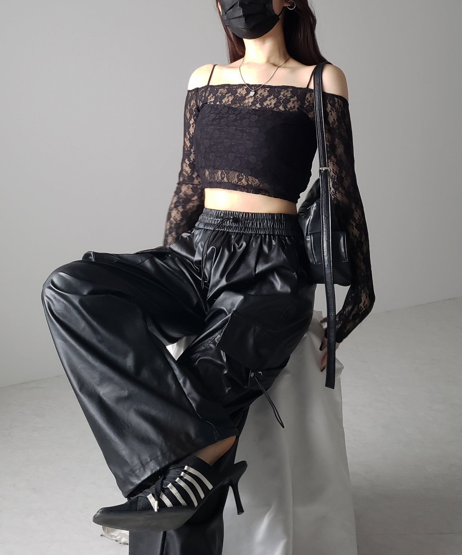 【 ２color 】オフショルショートレーストップス ／ off-shoulder short lace tops