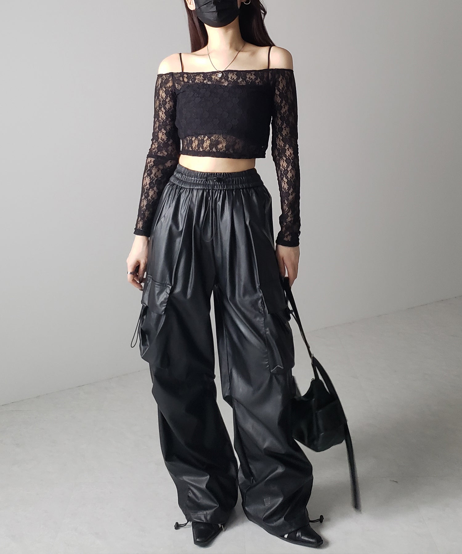 【 ２color 】オフショルショートレーストップス ／ off-shoulder short lace tops