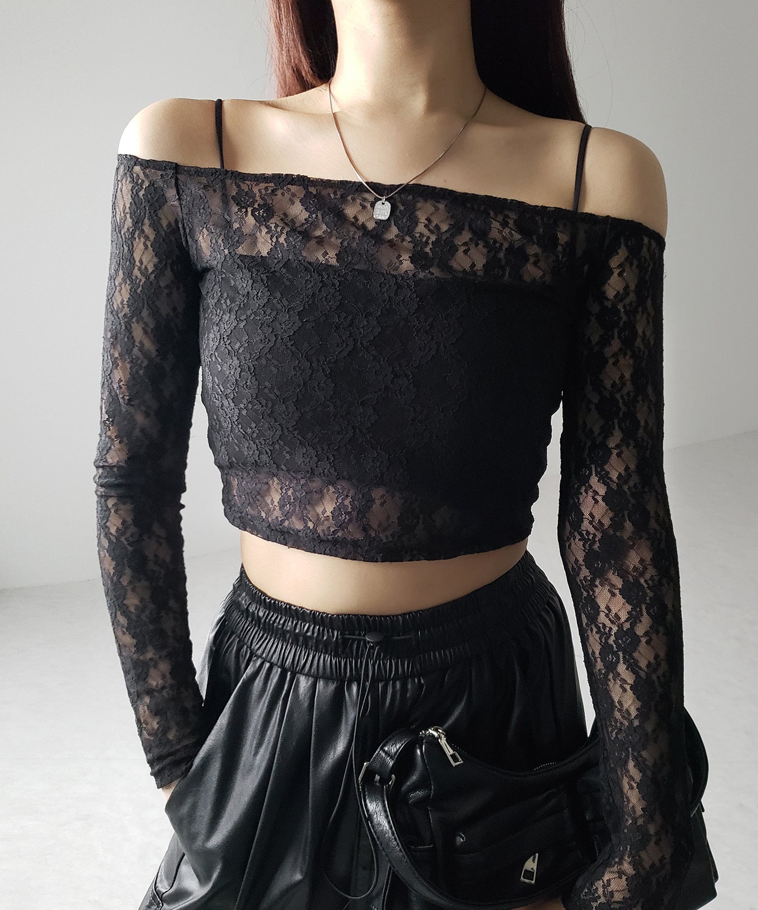 【 ２color 】オフショルショートレーストップス ／ off-shoulder short lace tops