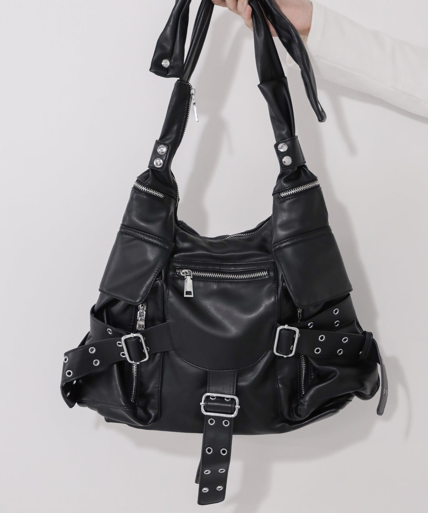 【 多ポケットで収納力抜群 】３連ベルテッド多ポケットフェイクレザーショルダーバッグ ／ Three belted multi pocket fake leather shoulder bag