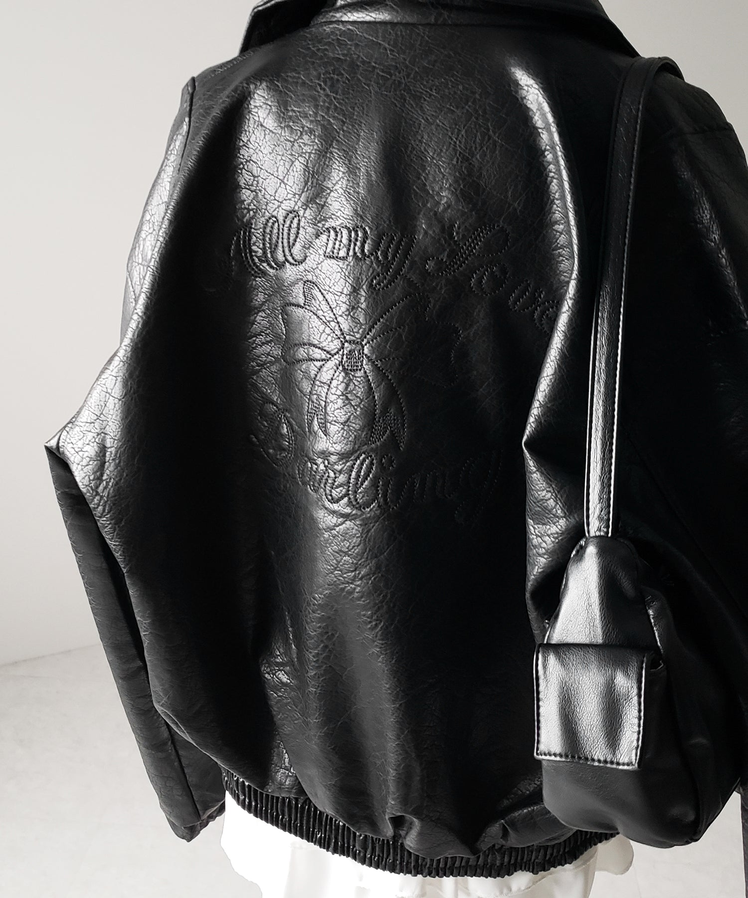 【 ２color 】バックリボン刺繍ヴィンテージライクフェイクレザーブルゾン ／ back ribbon vintage like fake leather blouson