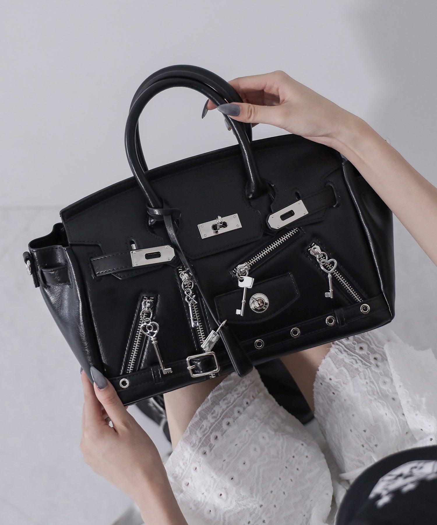 【 ショルダーストラップ付き２WAY 】ベルテッドキーチャームフラップスクエアハンドバッグ ／ ( 2WAY ) belted key charm flap square handbag
