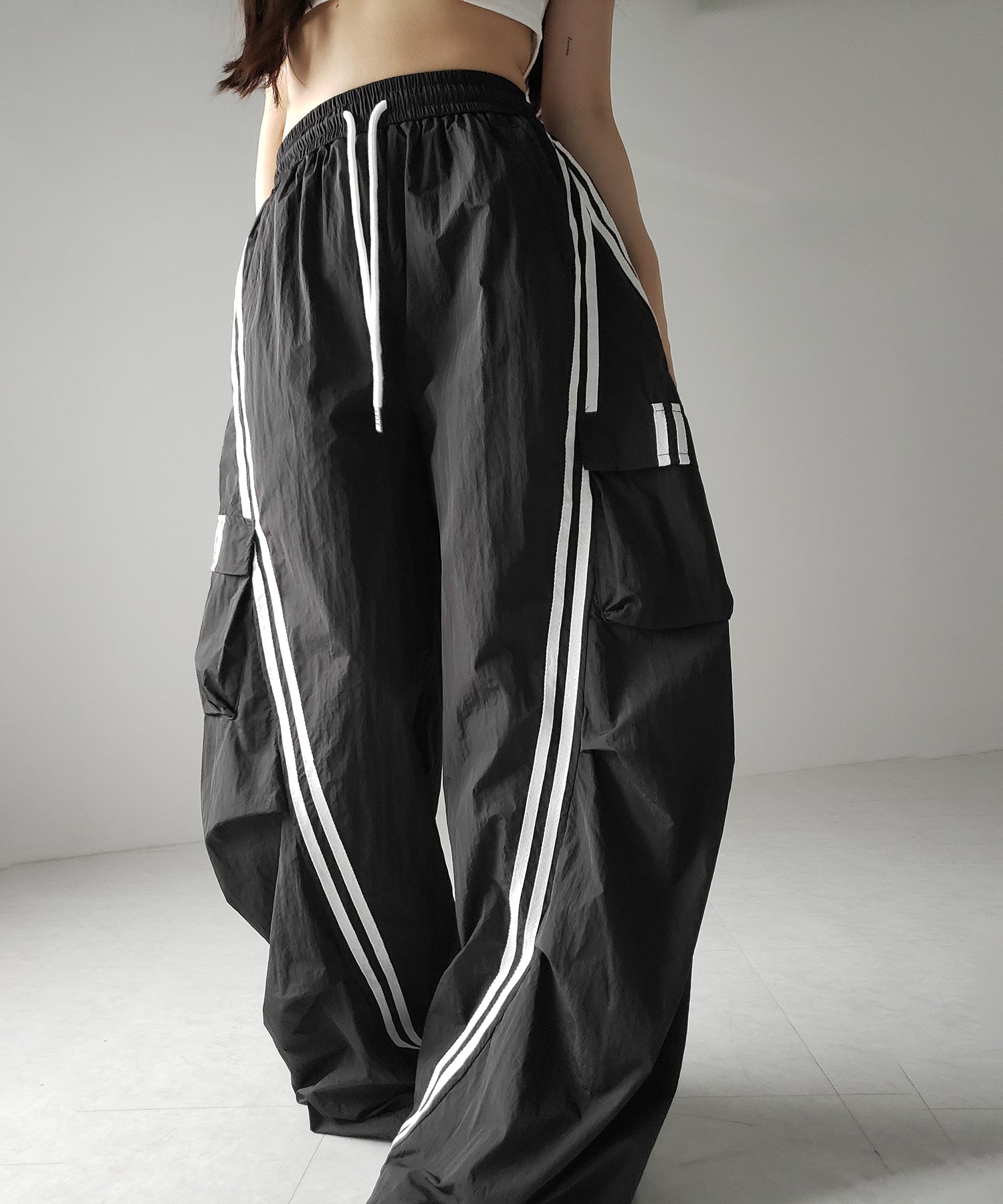 【 ３color ／裾絞り可能２WAY 】サイドラインナイロンタックカーゴワイドパンツ ／ side line nylon tuck cargo wide pants