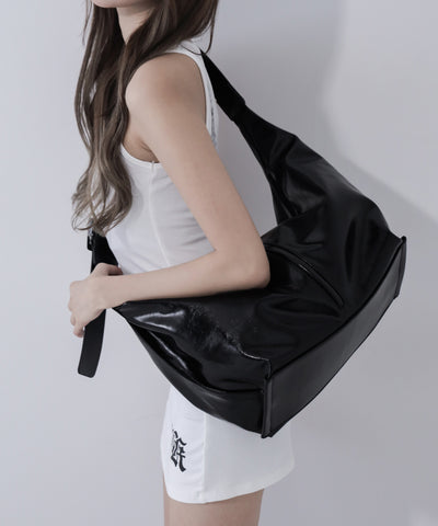 【 大容量 】フェイクレザーワイドストラップビッグショルダーボディバッグ ／fake leather wide strap big shoulder body bag