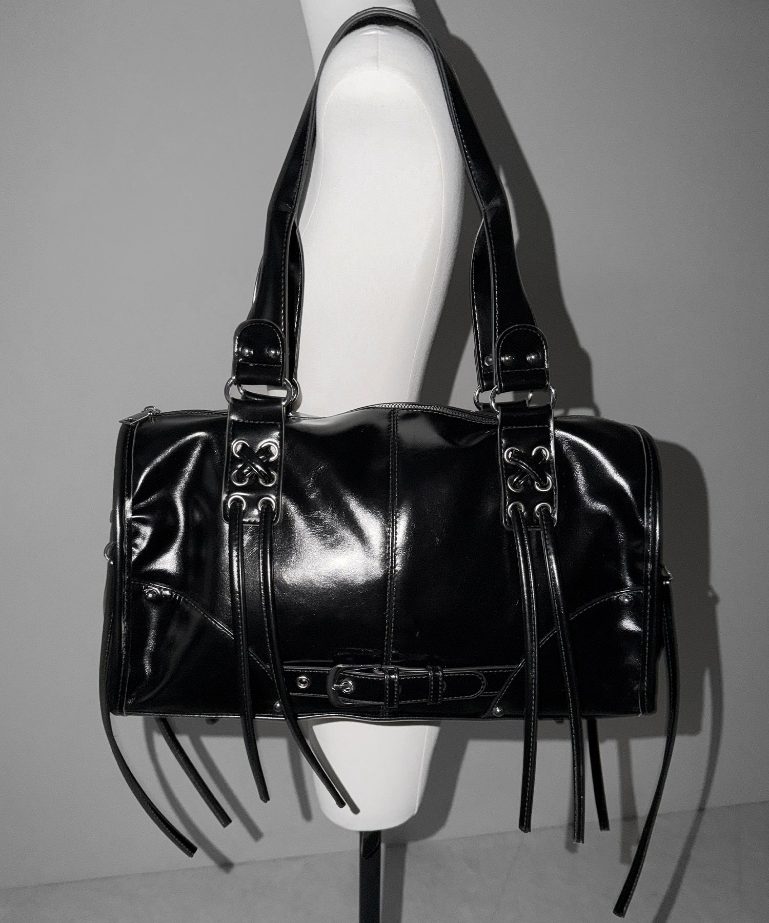【 ショルダーストラップ付き２WAY 】レースアップベルテッドフリンジボストンショルダーバッグ／lace up belted fringe boston shoulder bag