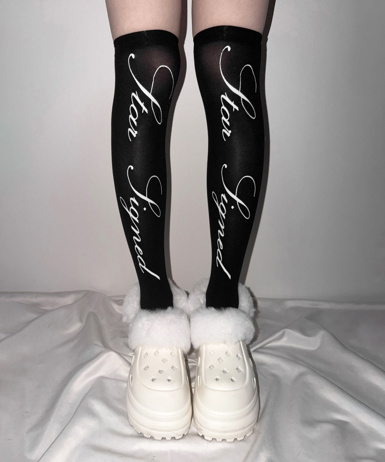 【 選べる３柄アソート 】レタリングロゴシアーニーハイソックス ／ lettering logo sheer knee high socks