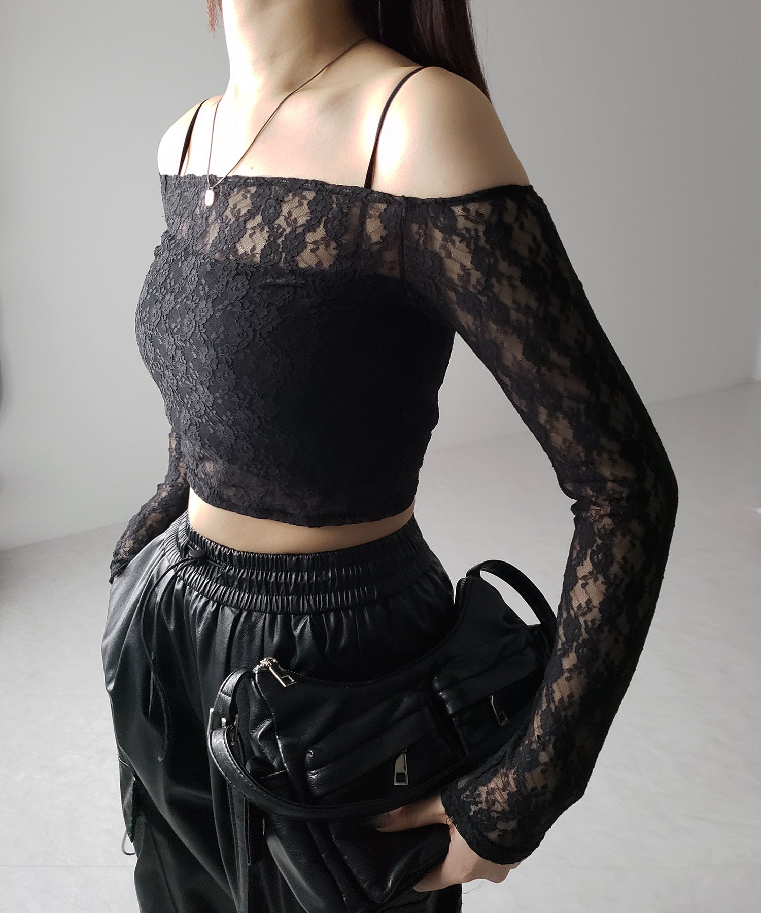 【 ２color 】オフショルショートレーストップス ／ off-shoulder short lace tops