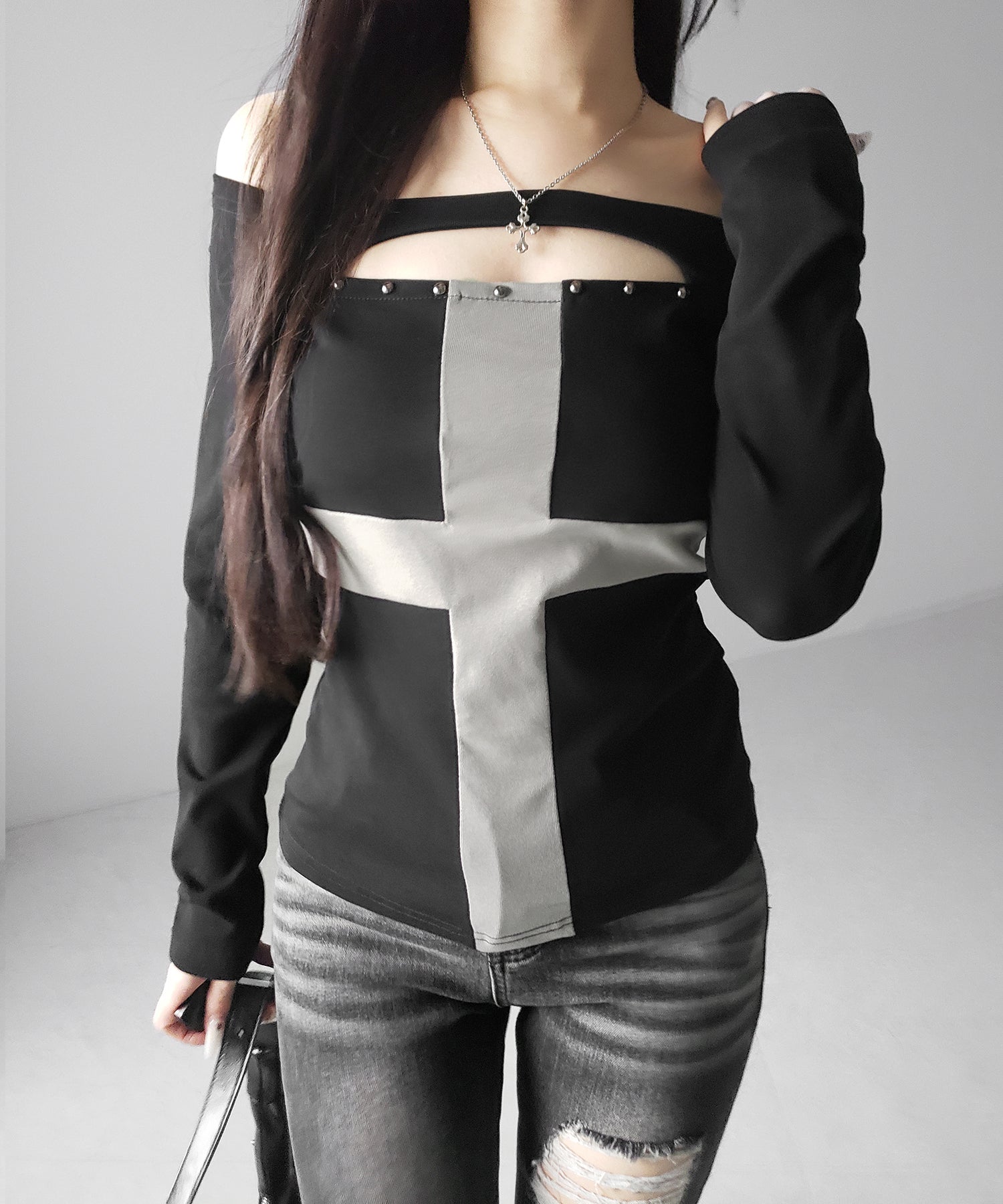 十字架クロスデザインカットアウトオフショルスリムトップス ／ cross design cutout offshoulder slim tops