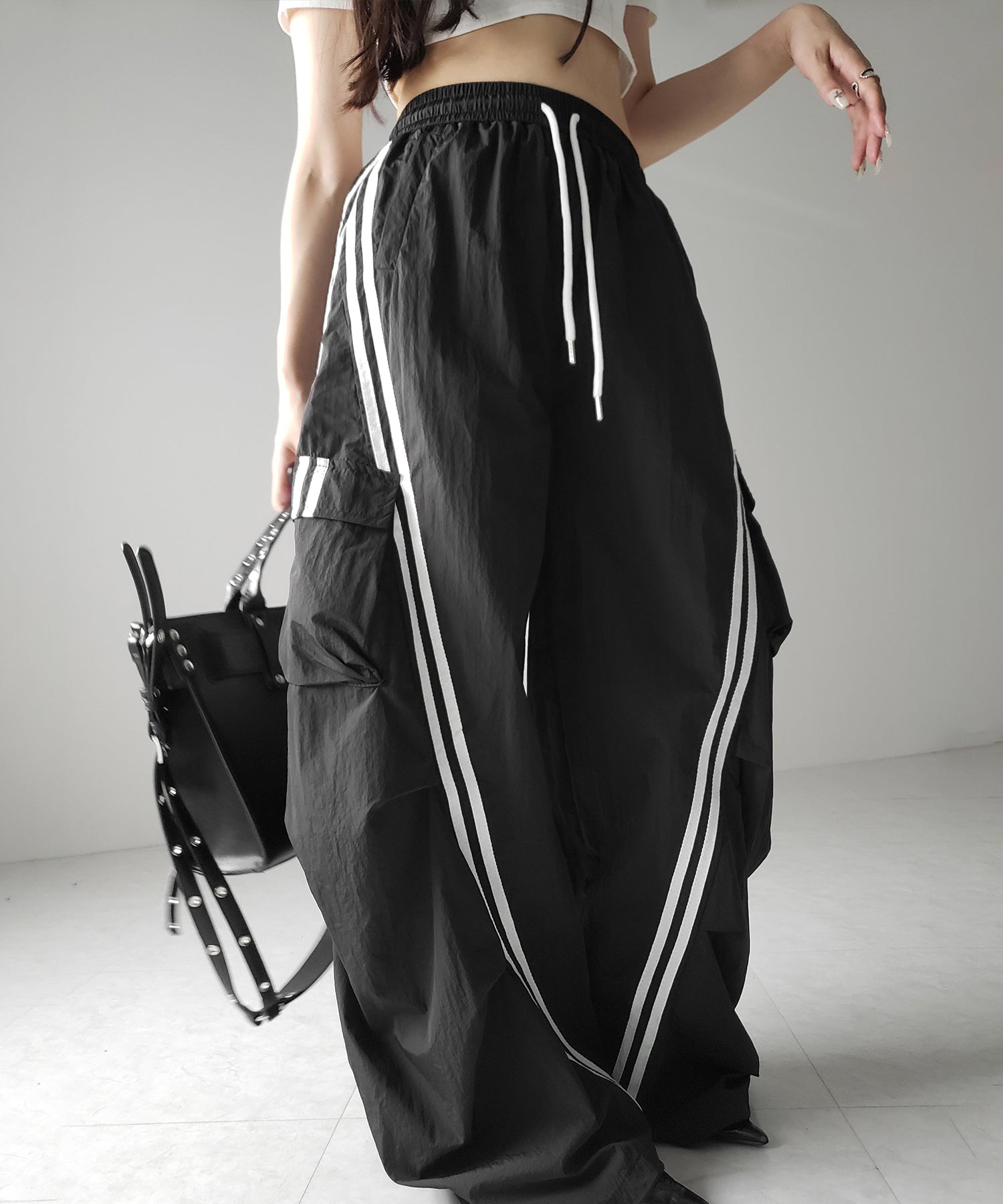 【 ３color ／裾絞り可能２WAY 】サイドラインナイロンタックカーゴワイドパンツ ／ side line nylon tuck cargo wide pants