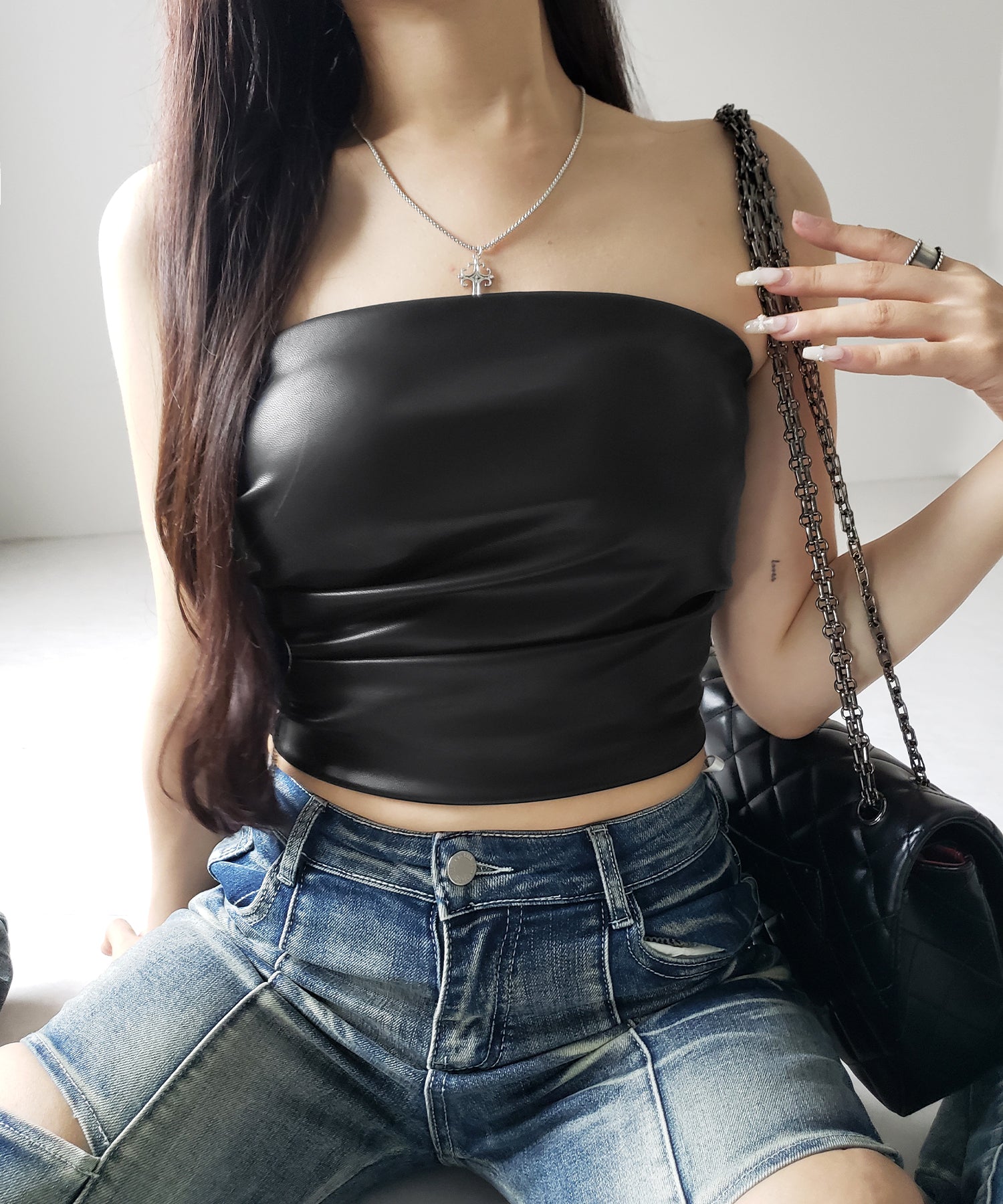 【 ２color 】サイドタックフェイクレザーショートベアトップ ／ side tuck fake leather short bare tops