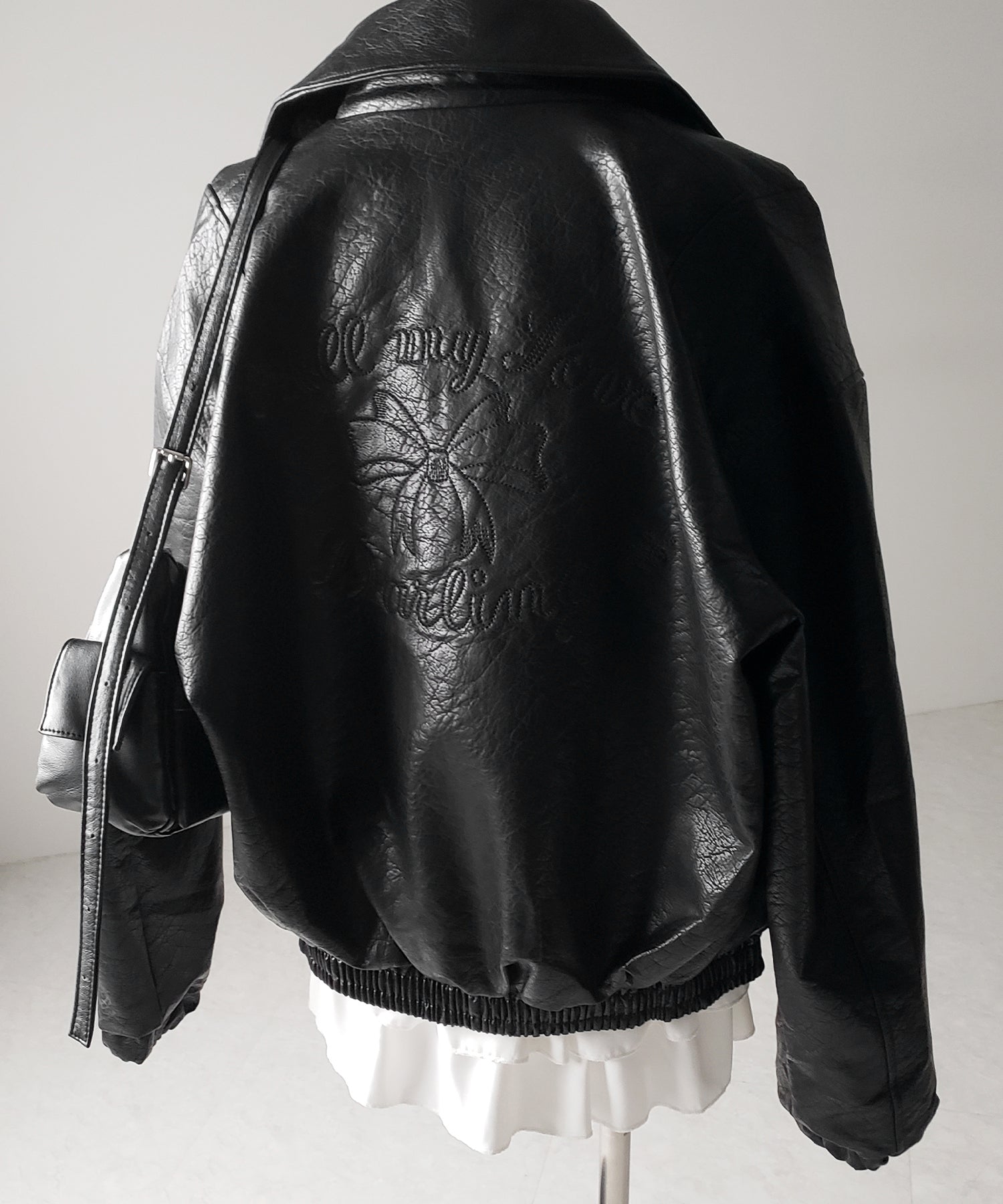 【 ２color 】バックリボン刺繍ヴィンテージライクフェイクレザーブルゾン ／ back ribbon vintage like fake leather blouson