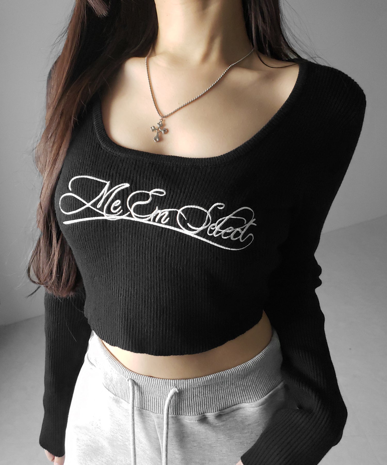 レタリングロゴ刺繍スクエアネックショートリブニットトップス ／ lettering logo embroidery square neck short rib knit tops