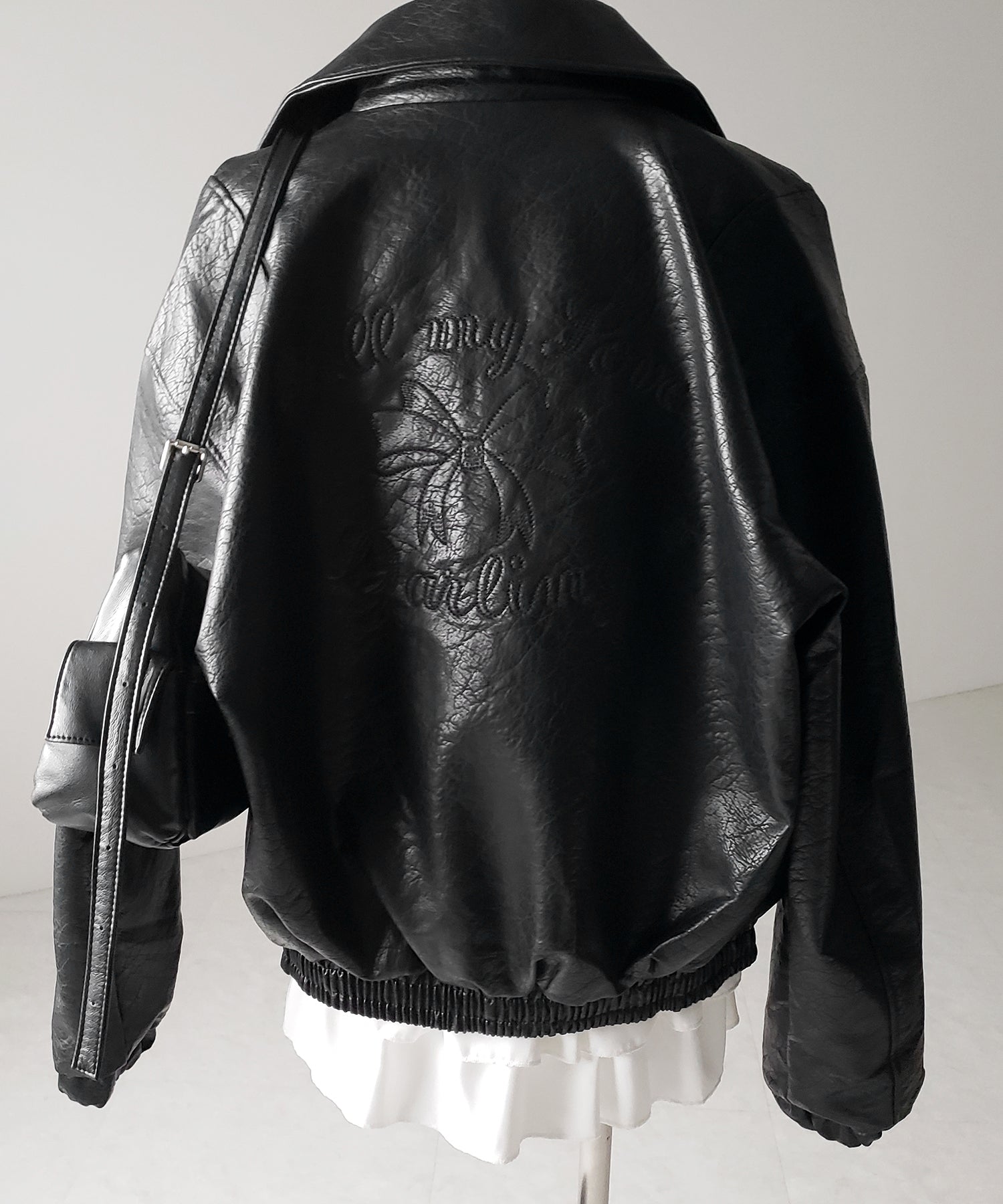【 ２color 】バックリボン刺繍ヴィンテージライクフェイクレザーブルゾン ／ back ribbon vintage like fake leather blouson