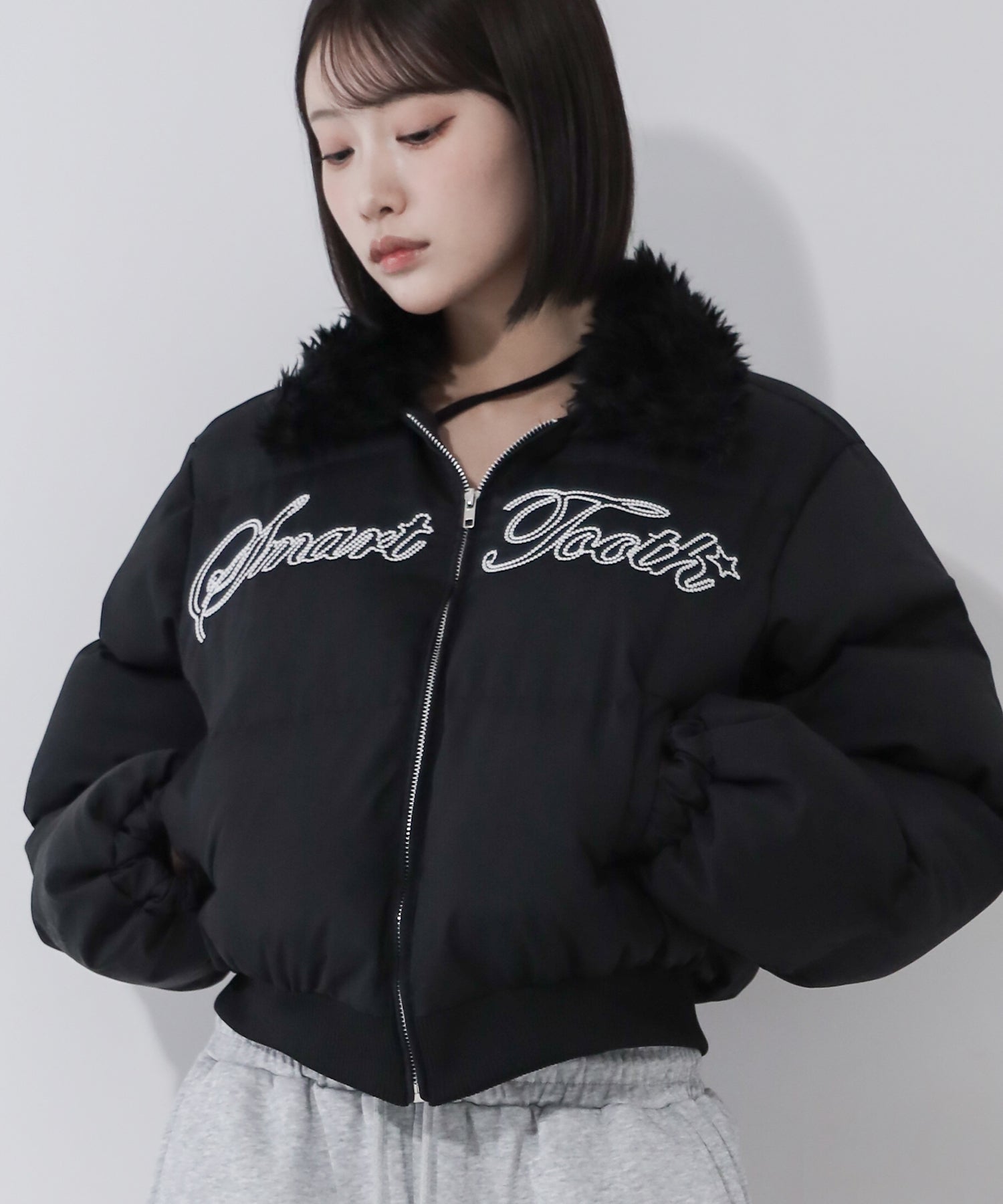 レタリングロゴ刺繍ショートパフダウンジャケット ／ lettering logo embroidery short puffer jacket