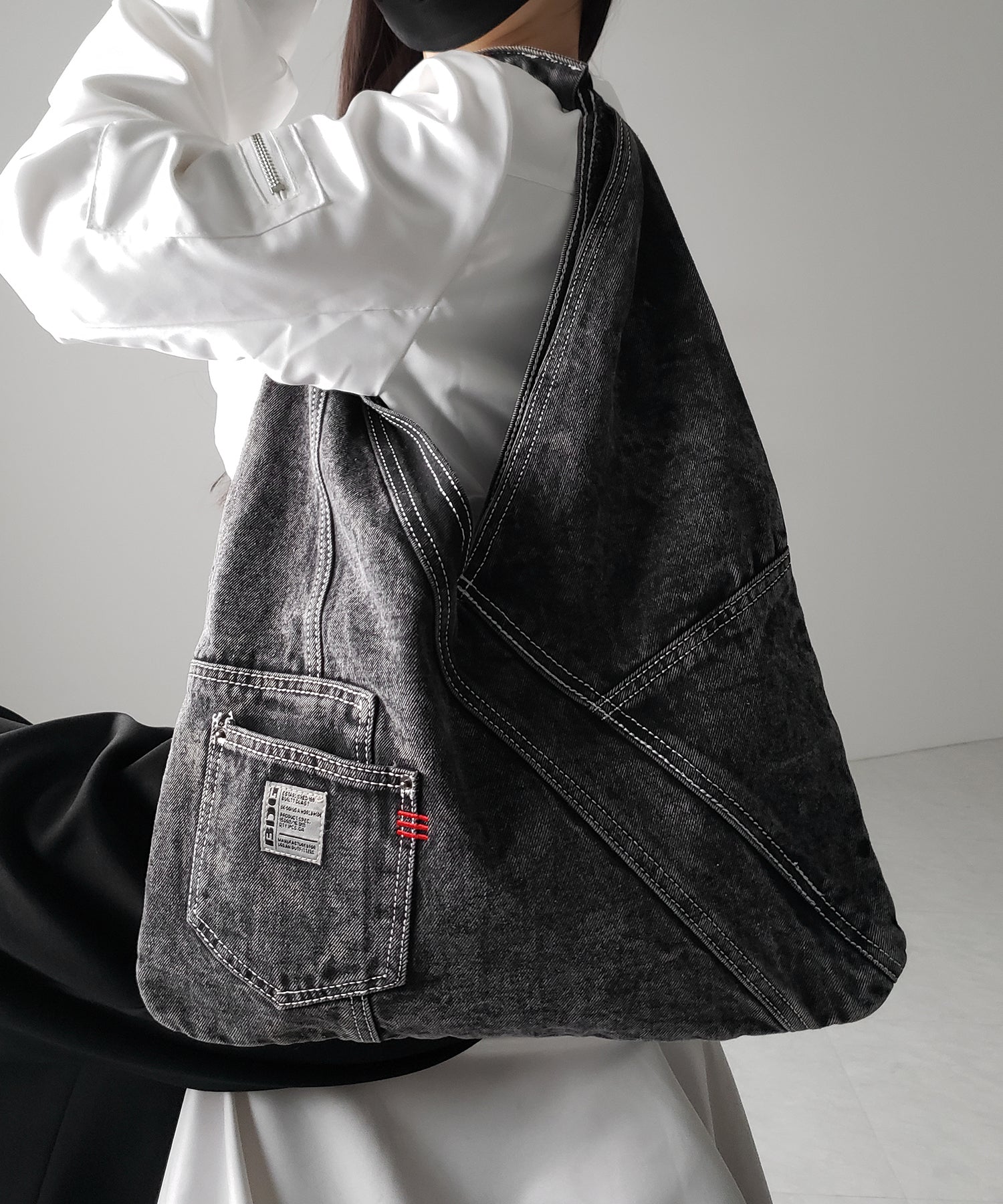 【 ２color 】リメイクウォッシュトライアングルデニムショルダーバッグ ／ remade wash triangle denim shoulder bag