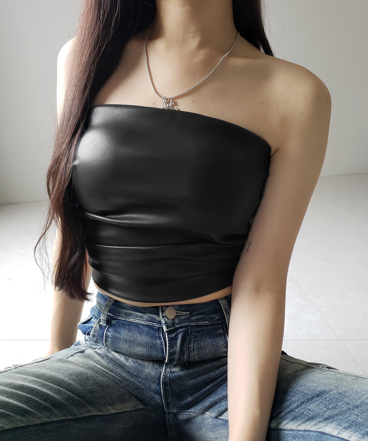 【 ２color 】サイドタックフェイクレザーショートベアトップ ／ side tuck fake leather short bare tops
