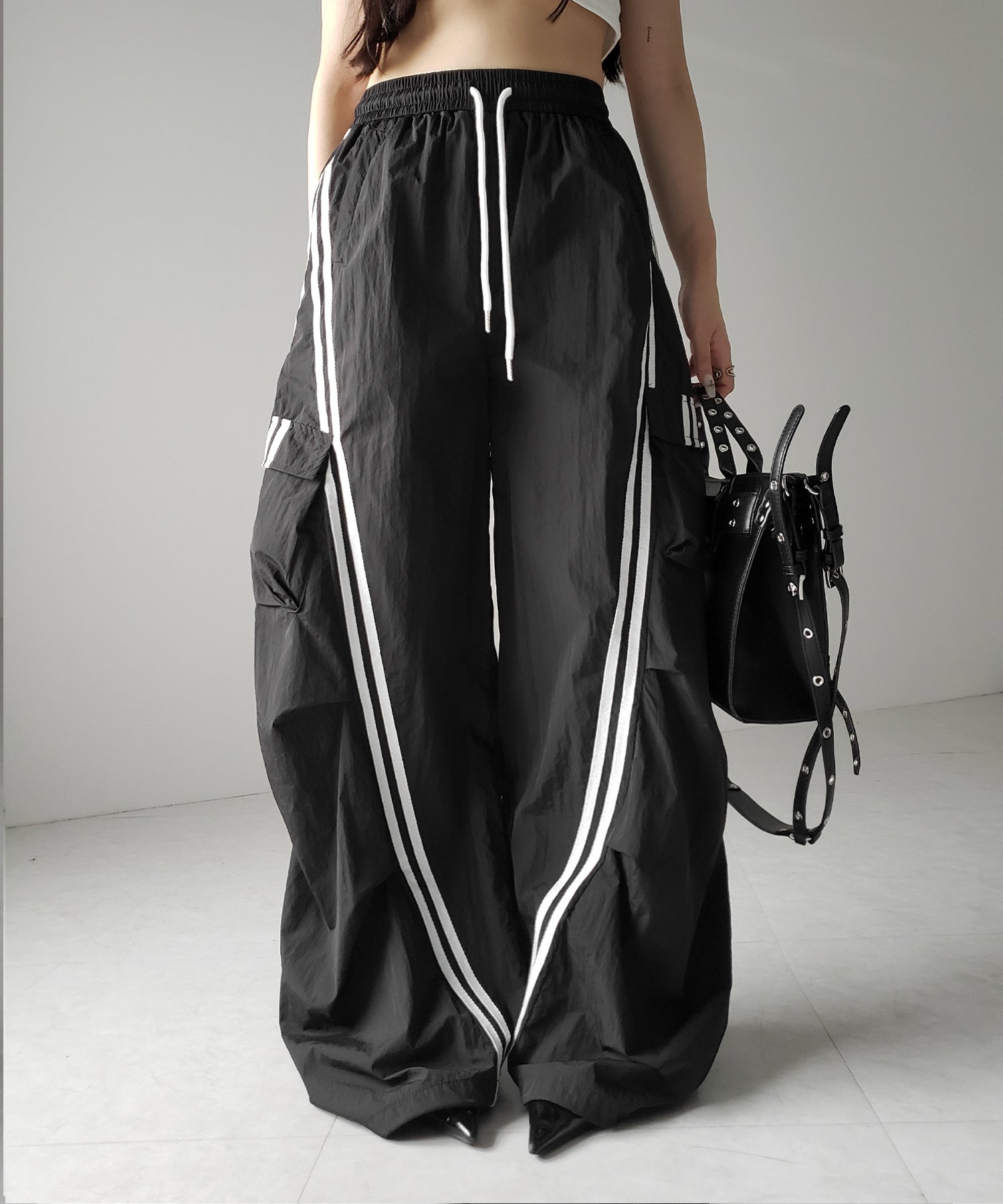 【 ３color ／裾絞り可能２WAY 】サイドラインナイロンタックカーゴワイドパンツ ／ side line nylon tuck cargo wide pants
