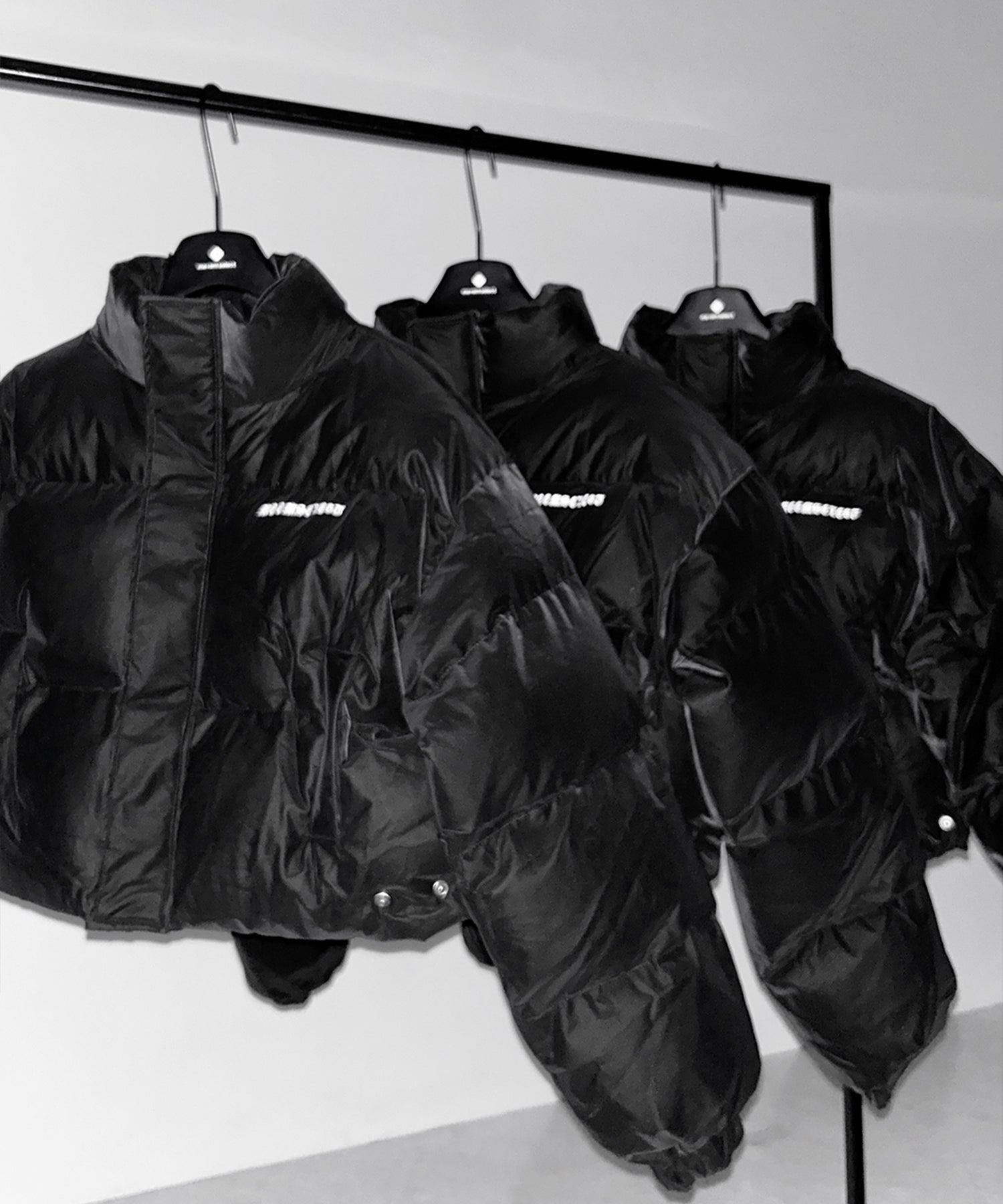 【 大好評につきロゴ無しバージョン追加！ 】グランジロゴ刺繍ショートパフダウンジャケット ／ grunge logo embroidery short puff down jacket