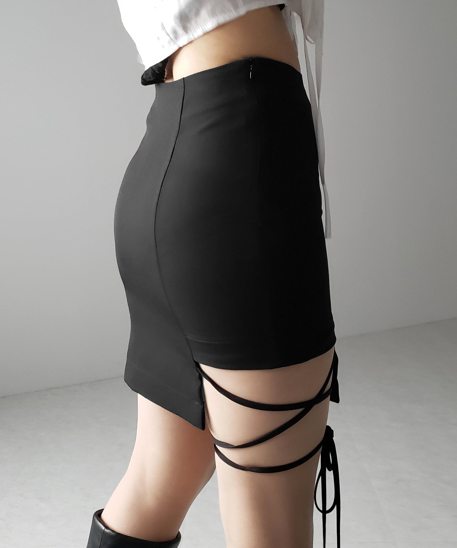 【 ２color 】クロスストラップサイドリボンミニスカート ／ cross strap side ribbon mini skirt