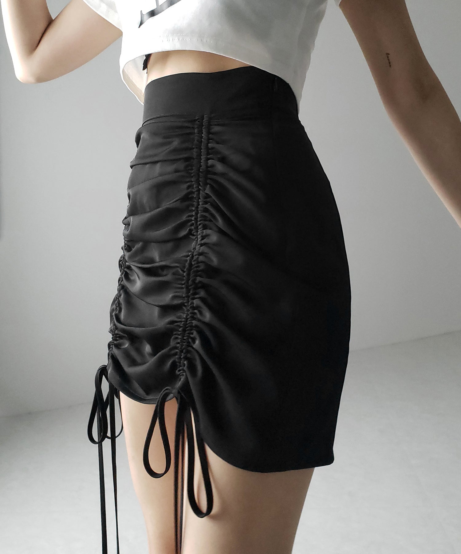 【 インパン裏地付 ／ セルフカット調節可能 】 ストラップダブルリボンシャーリングミニスカート ／ strap double ribbon shirring mini skirt