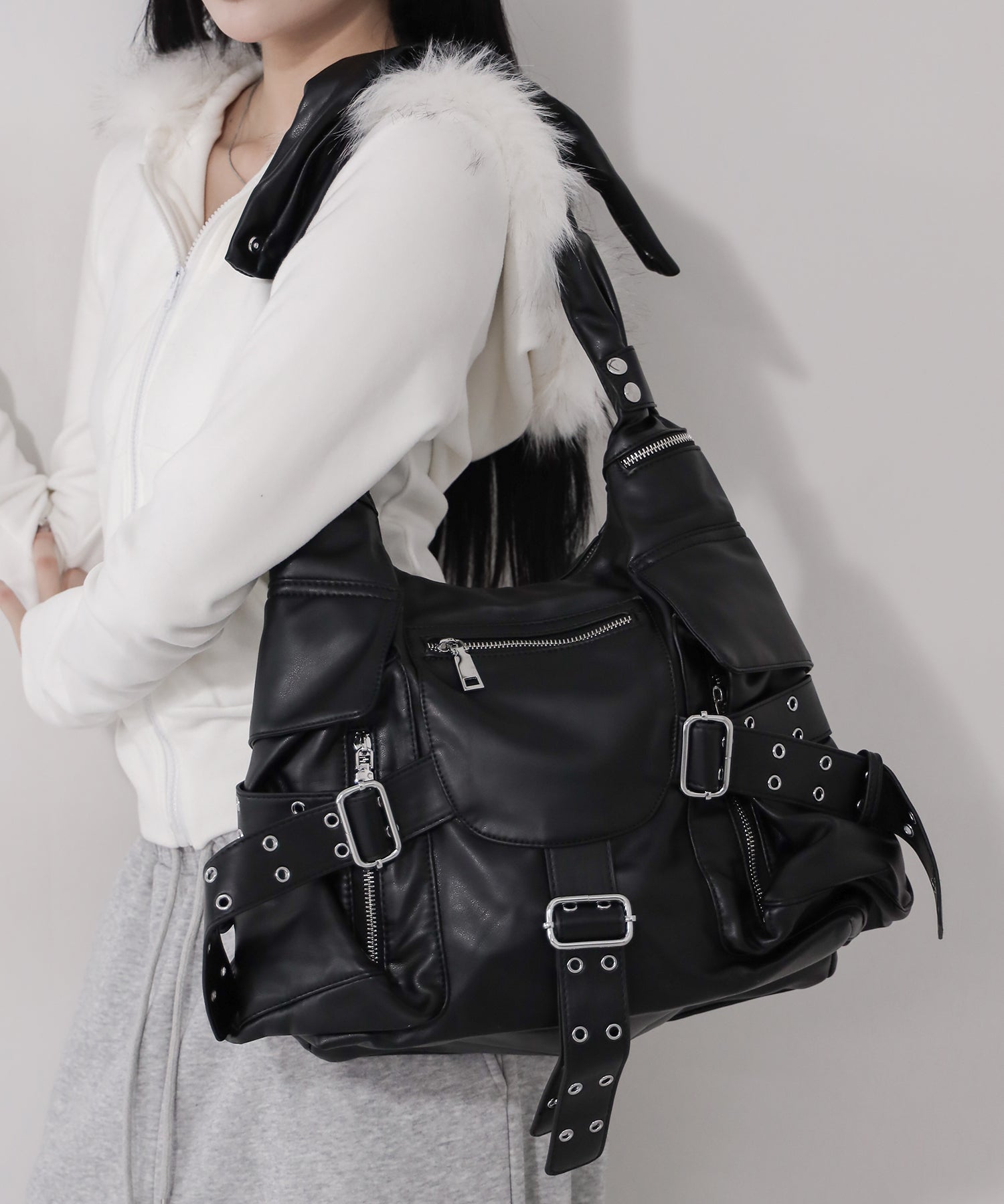 【 多ポケットで収納力抜群 】３連ベルテッド多ポケットフェイクレザーショルダーバッグ ／ Three belted multi pocket fake leather shoulder bag