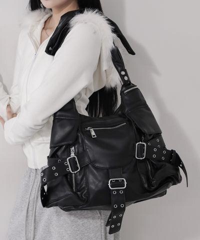 【 多ポケットで収納力抜群 】３連ベルテッド多ポケットフェイクレザーショルダーバッグ ／ Three belted multi pocket fake leather shoulder bag