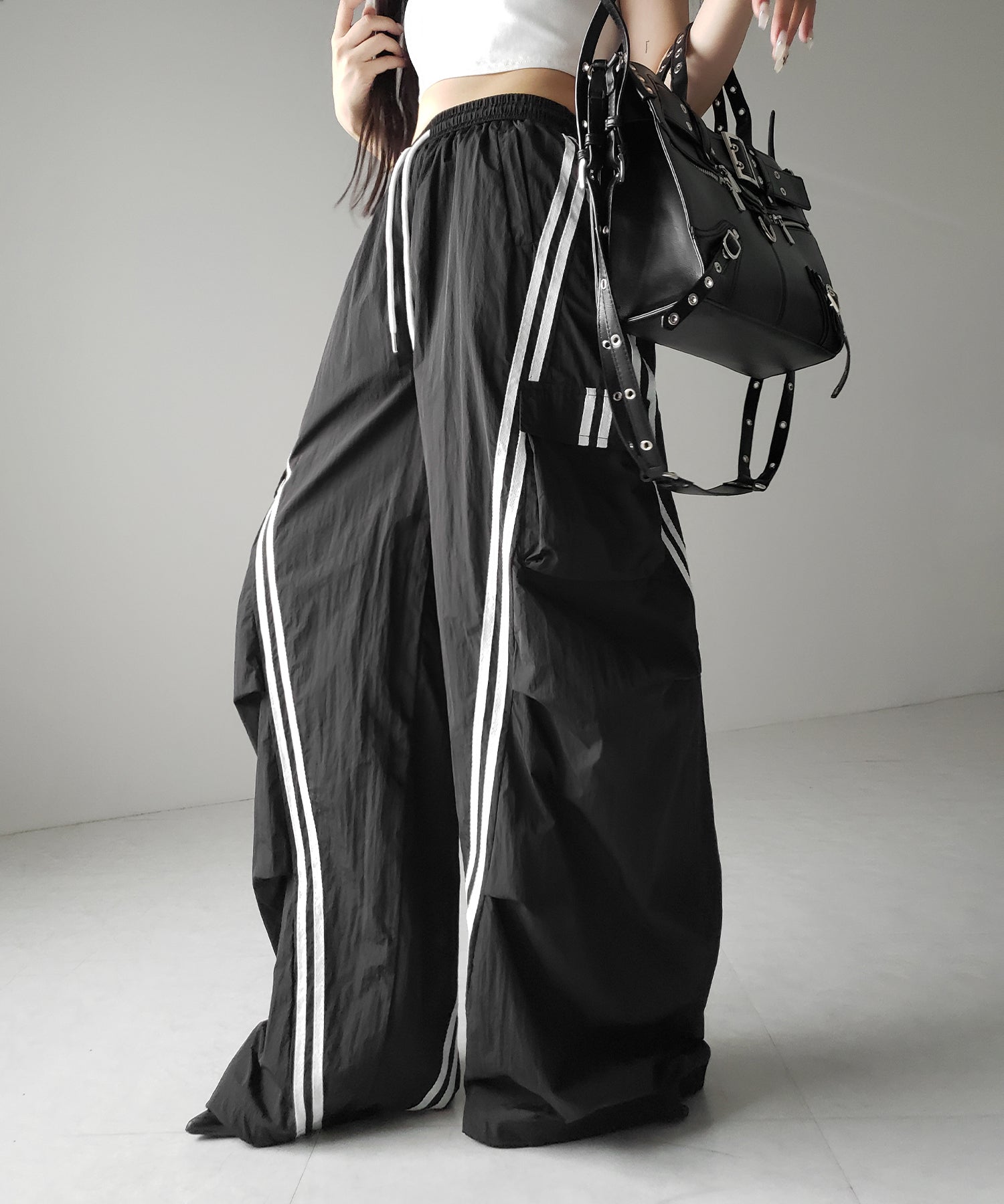 【 ３color ／裾絞り可能２WAY 】サイドラインナイロンタックカーゴワイドパンツ ／ side line nylon tuck cargo wide pants