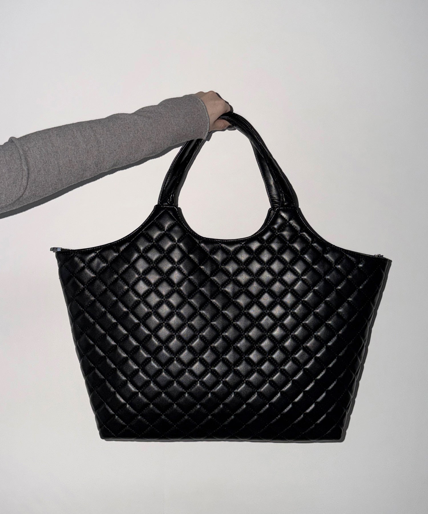 【 A4収納可 】フェイクレザーキルティングトートバッグ ／ fake leather quilted tote bag